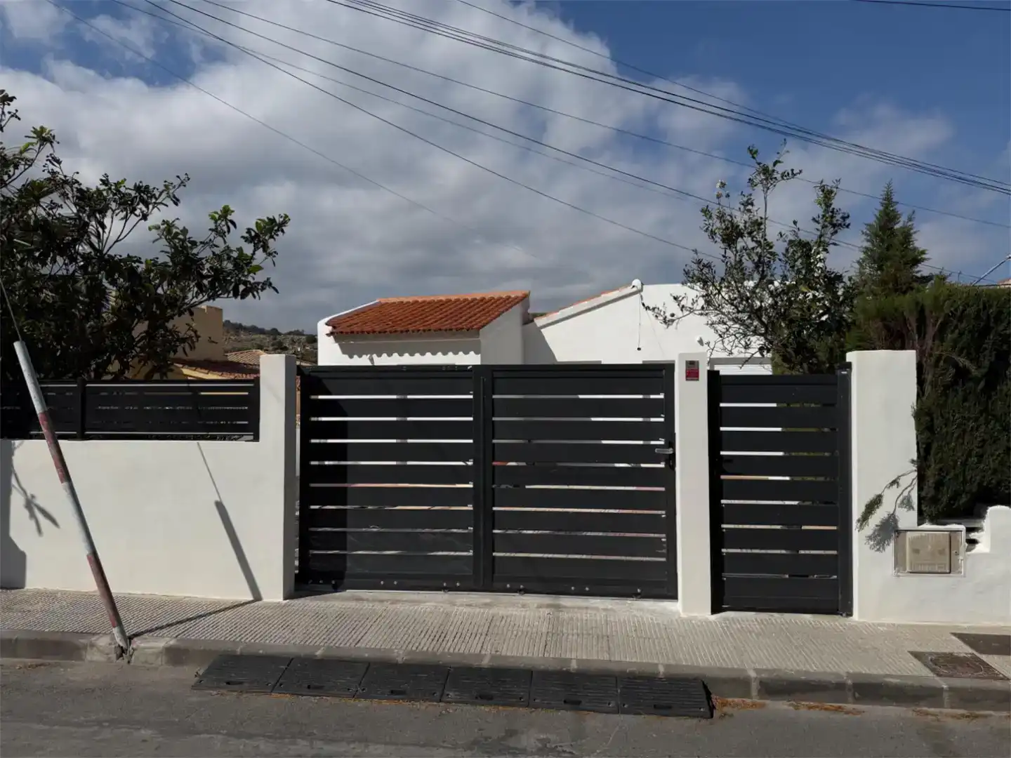 Vista exterior de Casa o chalet en venta en La Nucia con Aire acondicionado, Jardín privado y Parquet