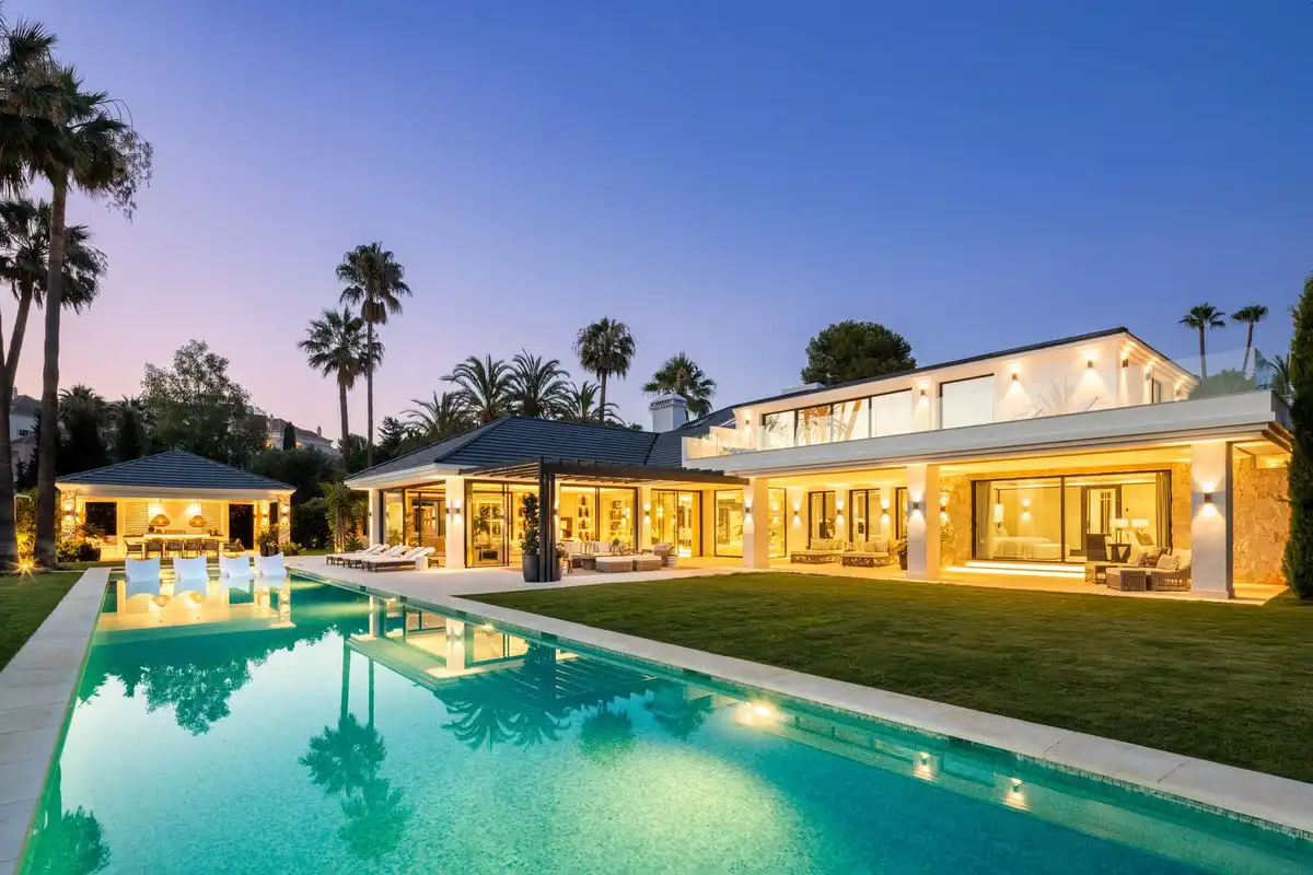 House with pool for sale in Nueva Andalucía