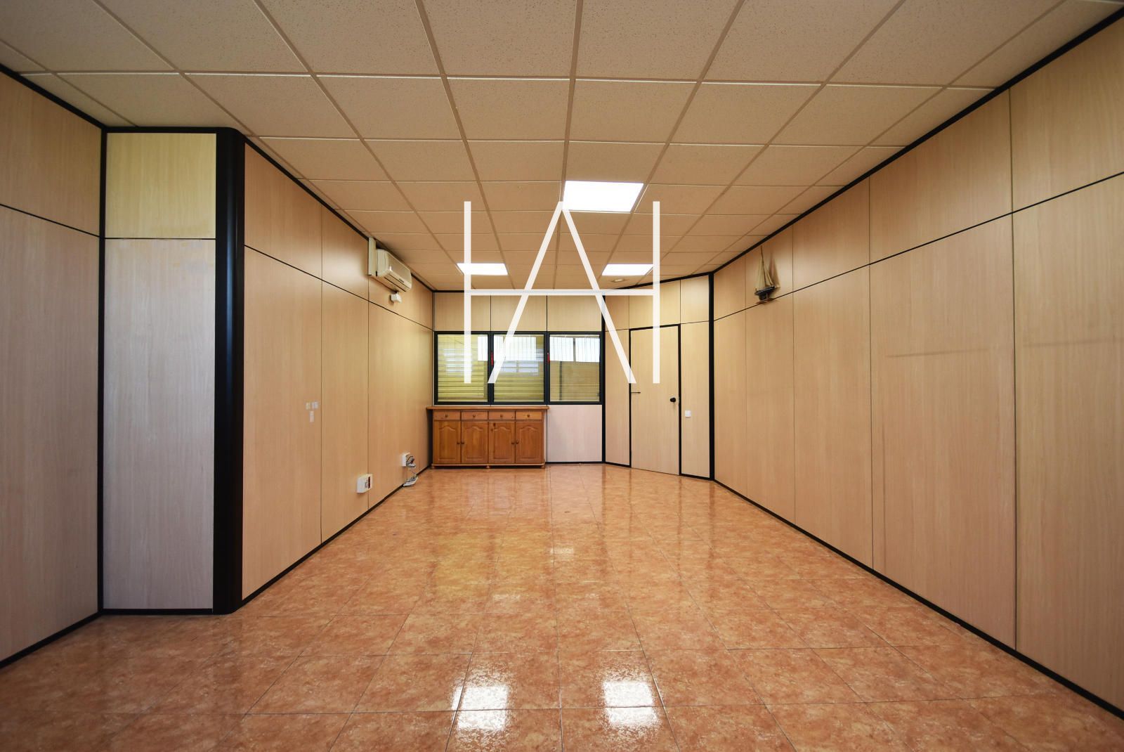 Office to rent in Badalona  with Air Conditioner, Internet and Alarm