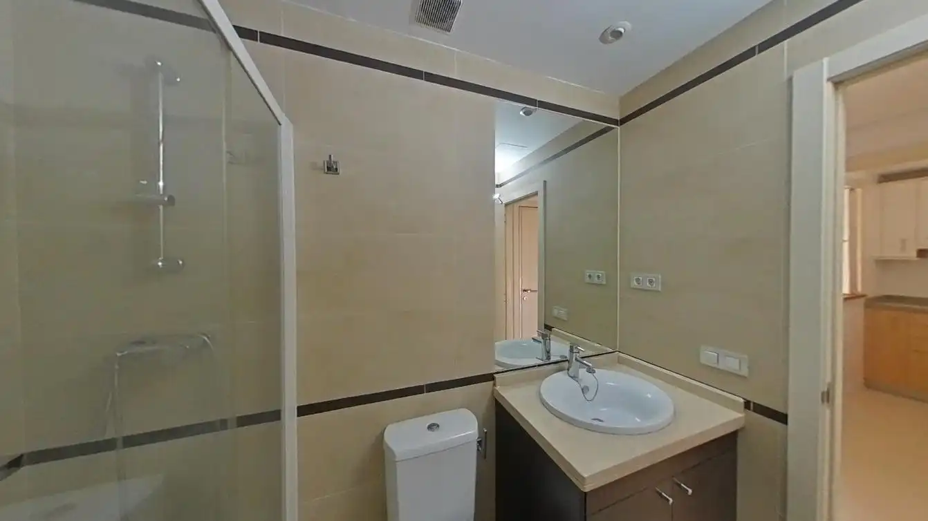 Bathroom of Flat for sale in Madrid  with Storage room, Swimming Pool and Oven