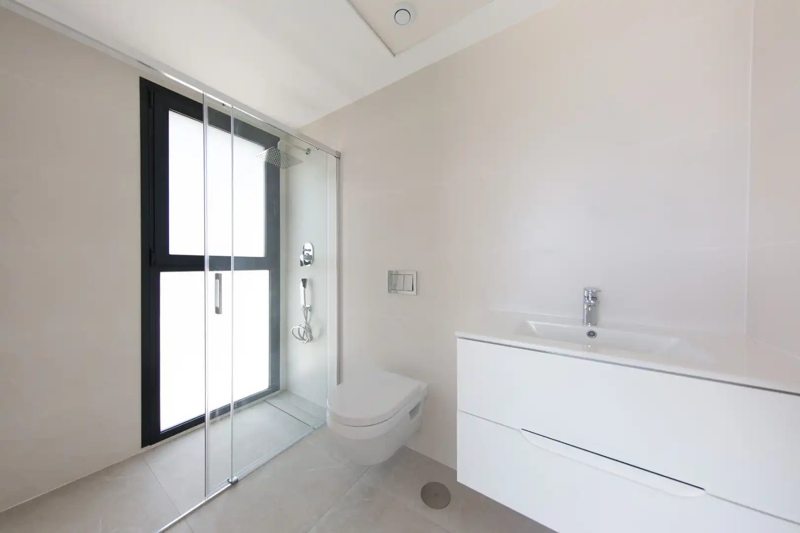 Baño de Ático de alquiler en Finestrat con Aire acondicionado, Calefacción y Jardín privado