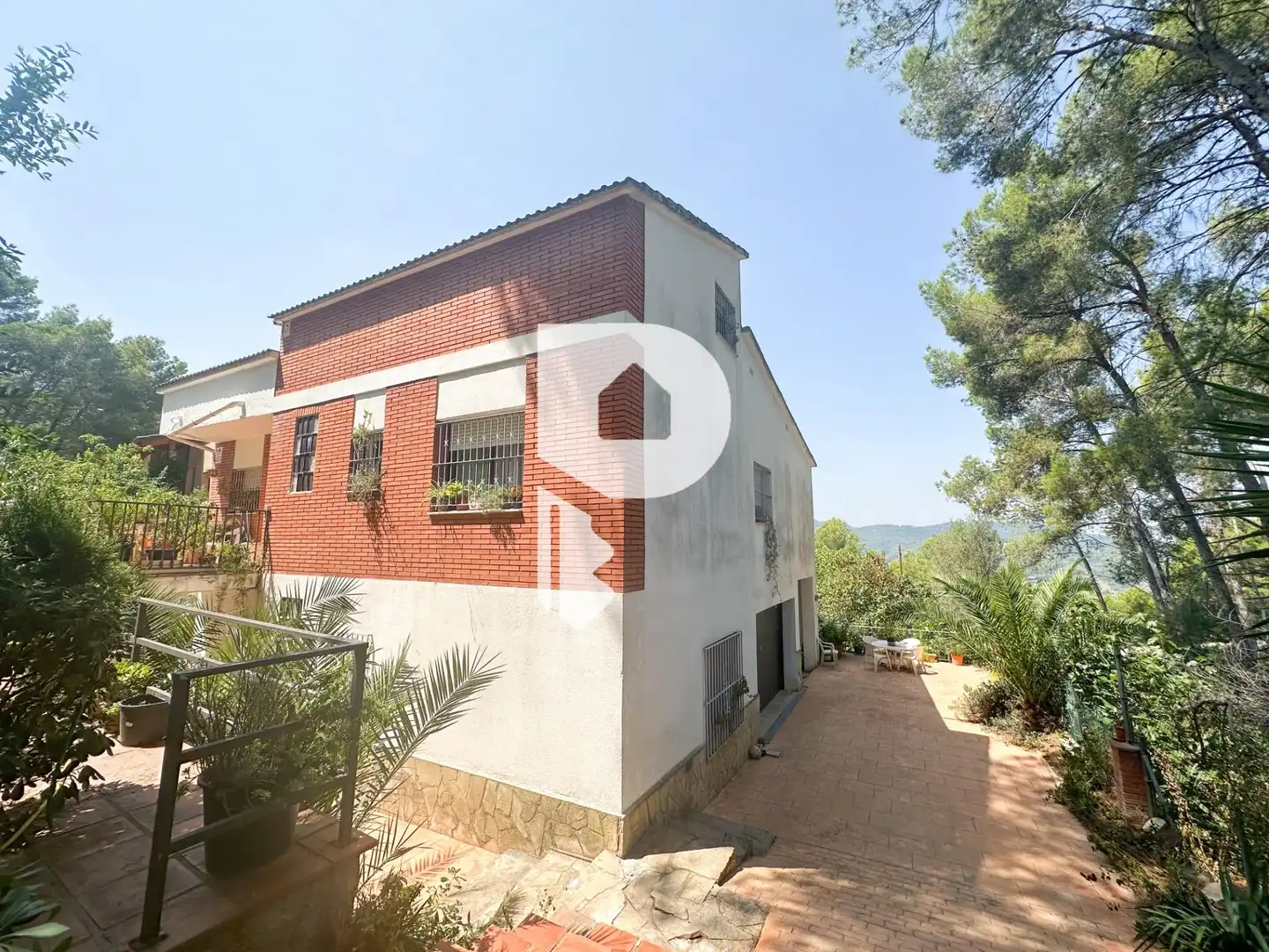 Vista exterior de Casa o xalet en venda en Pallejà amb Aire condicionat, Calefacció i Jardí privat