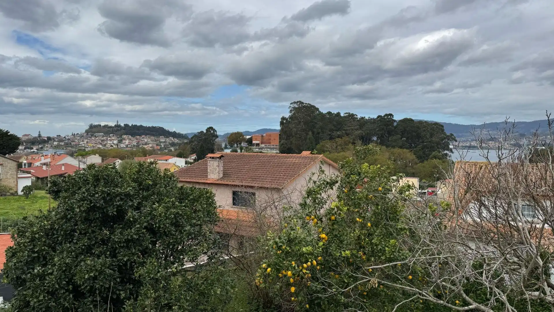 Vista exterior de Casa o chalet en venta en Vigo  con Calefacción, Jardín privado y Parquet