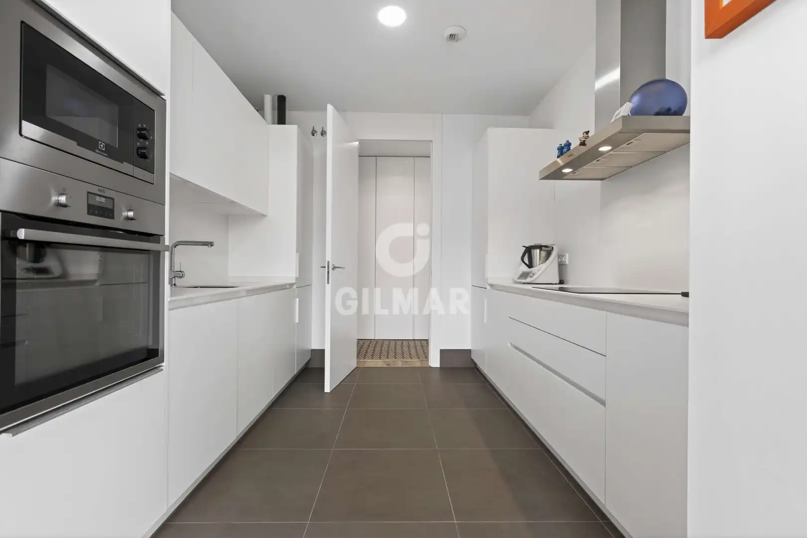 Cocina de Piso en venta en Sevilla con Calefacción, Trastero y Piscina