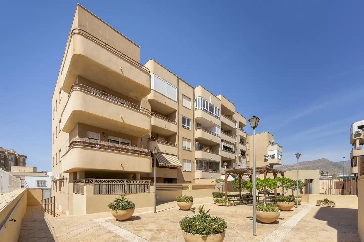 Vista exterior de Pis en venda en Roquetas de Mar amb Terrassa, Moblat i Piscina comunitària