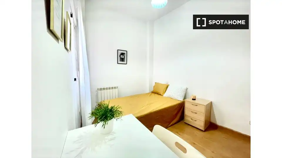 Bedroom of Flat for rent in Madrid  with Air Conditioner, Heating and Furnished