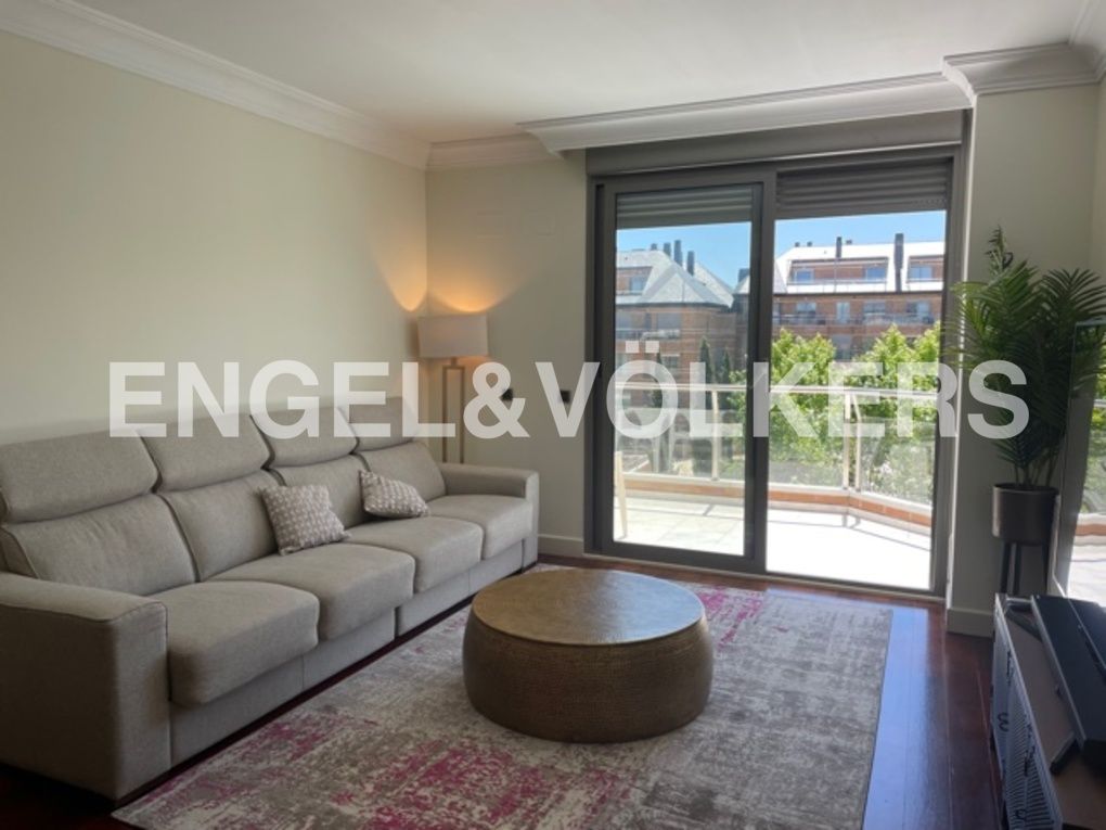 Sala d'estar de Àtic de lloguer en Majadahonda amb Aire condicionat, Calefacció i Parquet