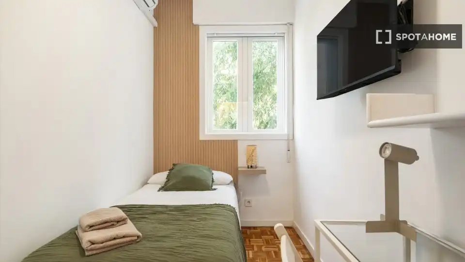 Dormitori de Apartament per a compartir en Madrid amb Aire condicionat, Terrassa i Moblat