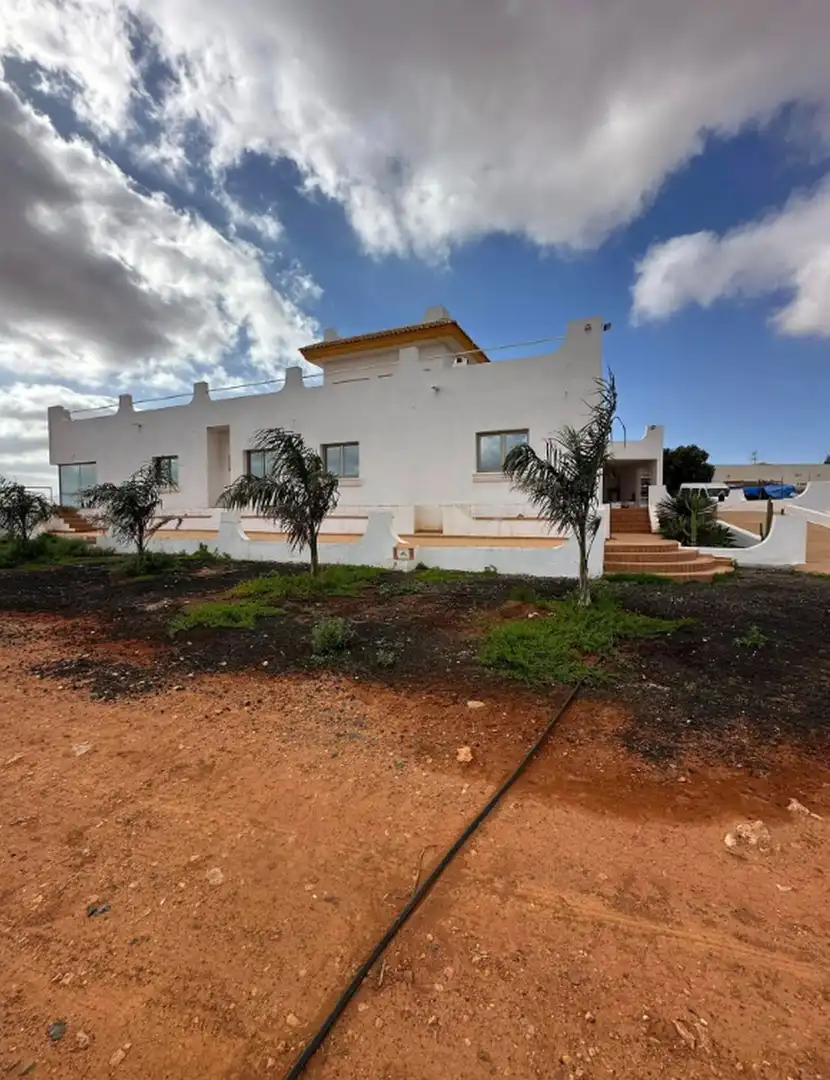 Außenansicht von Haus oder Chalet zum Verkauf in Antigua mit Privatgarten und Terrasse