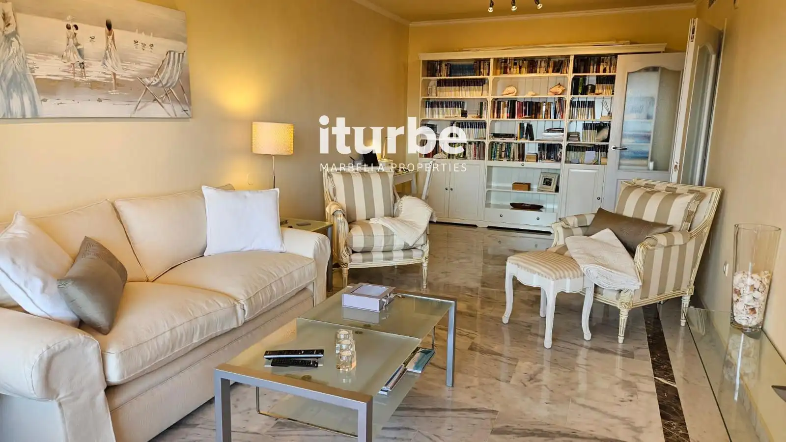 Sala de estar de Piso de alquiler en Marbella con Aire acondicionado, Terraza y Piscina