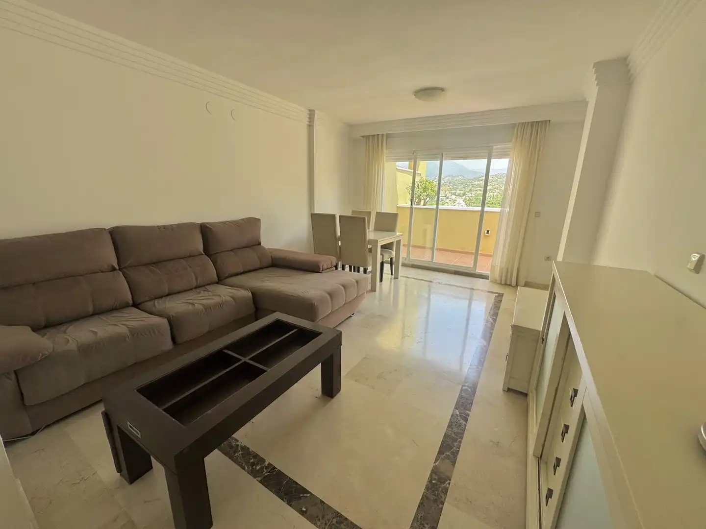 Sala de estar de Piso en venta en Marbella con Aire acondicionado, Terraza y Trastero
