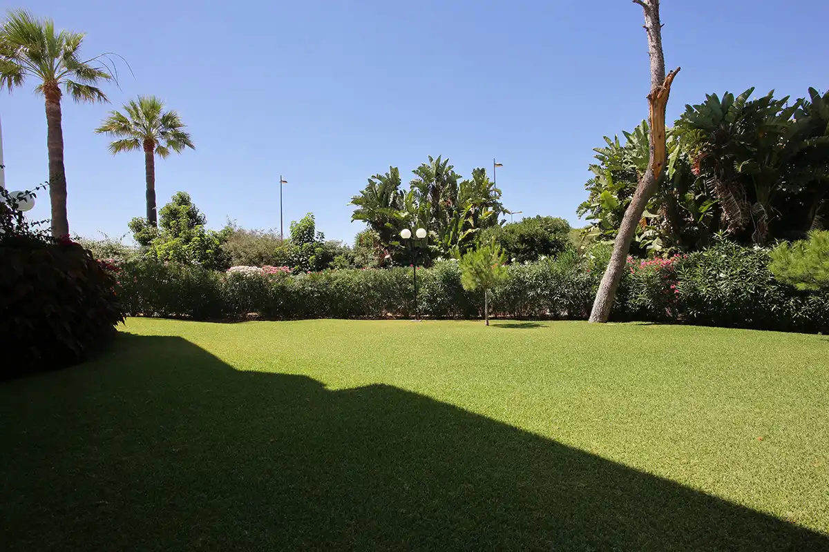 Garten von Erdgeschoss zur Miete in Marbella mit Klimaanlage, Terrasse und Schwimmbad