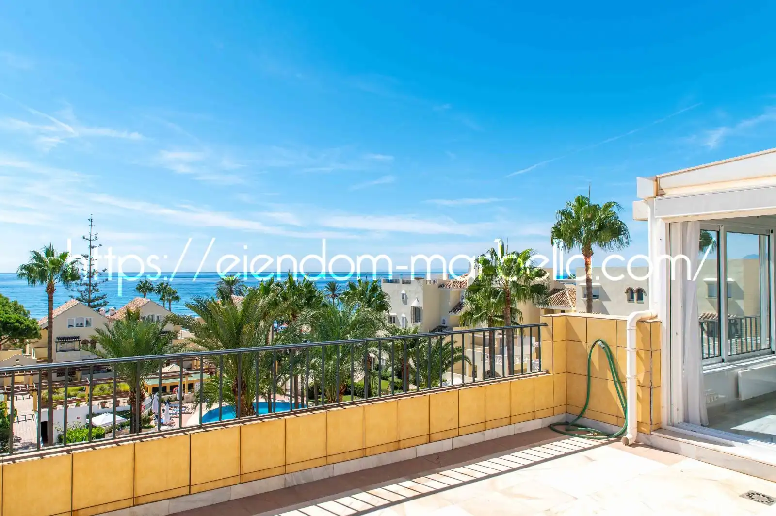 Vista exterior de Dúplex en venda en Marbella amb Aire condicionat, Terrassa i Traster