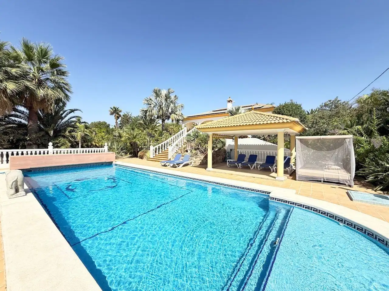 Piscina de Casa o chalet en venta en Vélez-Málaga con Aire acondicionado, Calefacción y Jardín privado