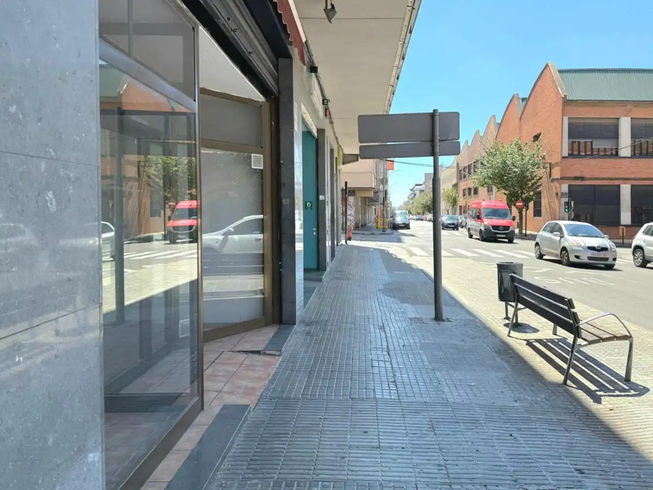 Vista exterior de Local en venta en Terrassa con Aire acondicionado