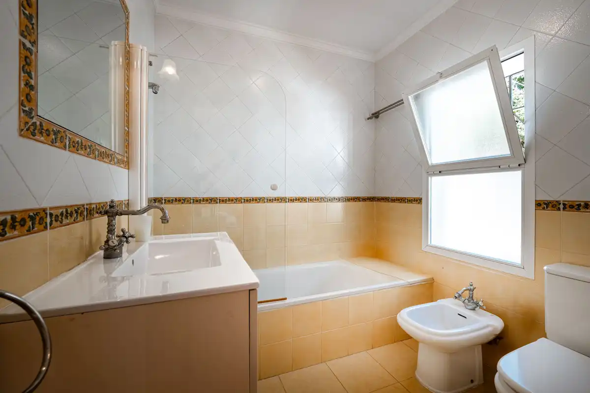 Bany de Casa o xalet en venda en Marbella amb Aire condicionat, Jardí privat i Piscina