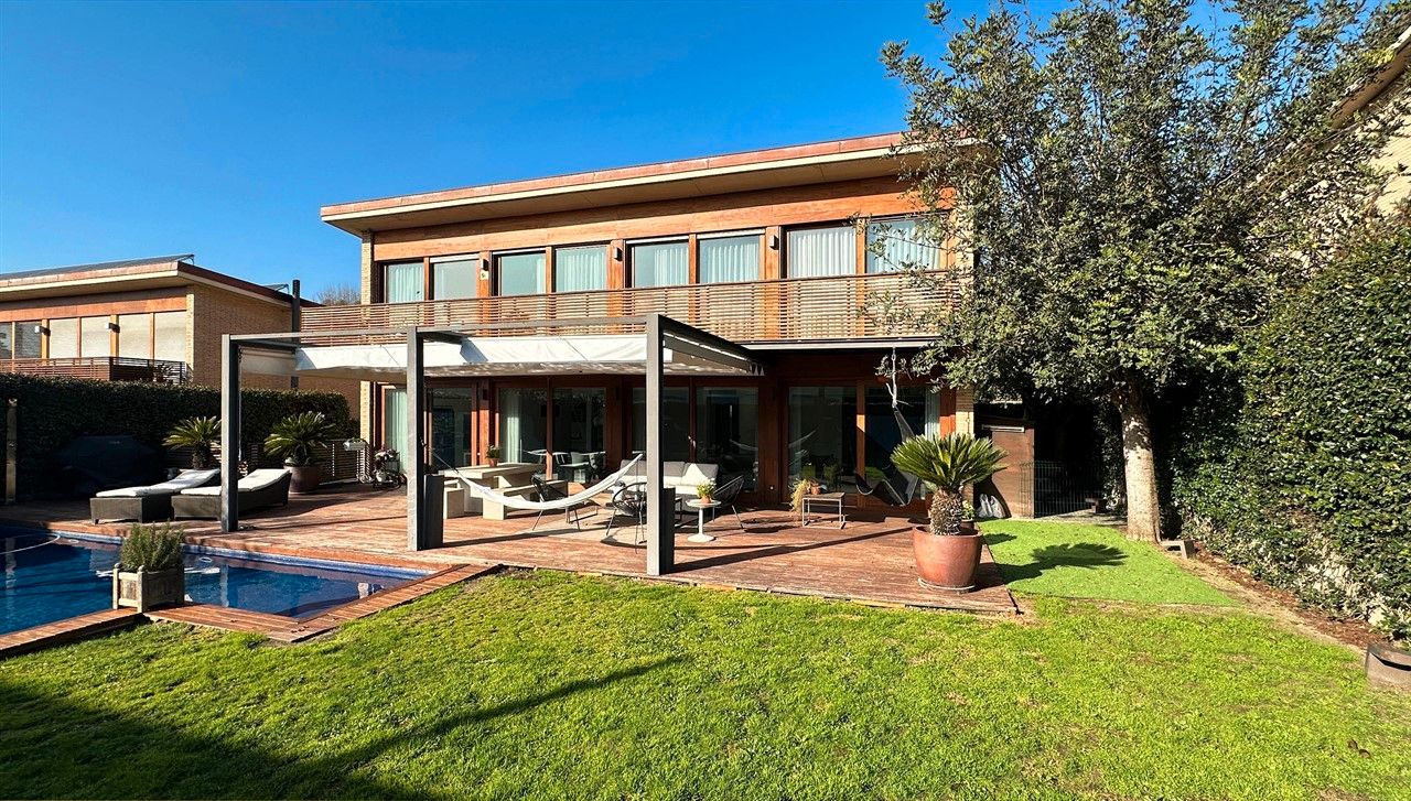 Vista exterior de Casa o xalet en venda en Sant Cugat del Vallès amb Aire condicionat, Calefacció i Jardí privat