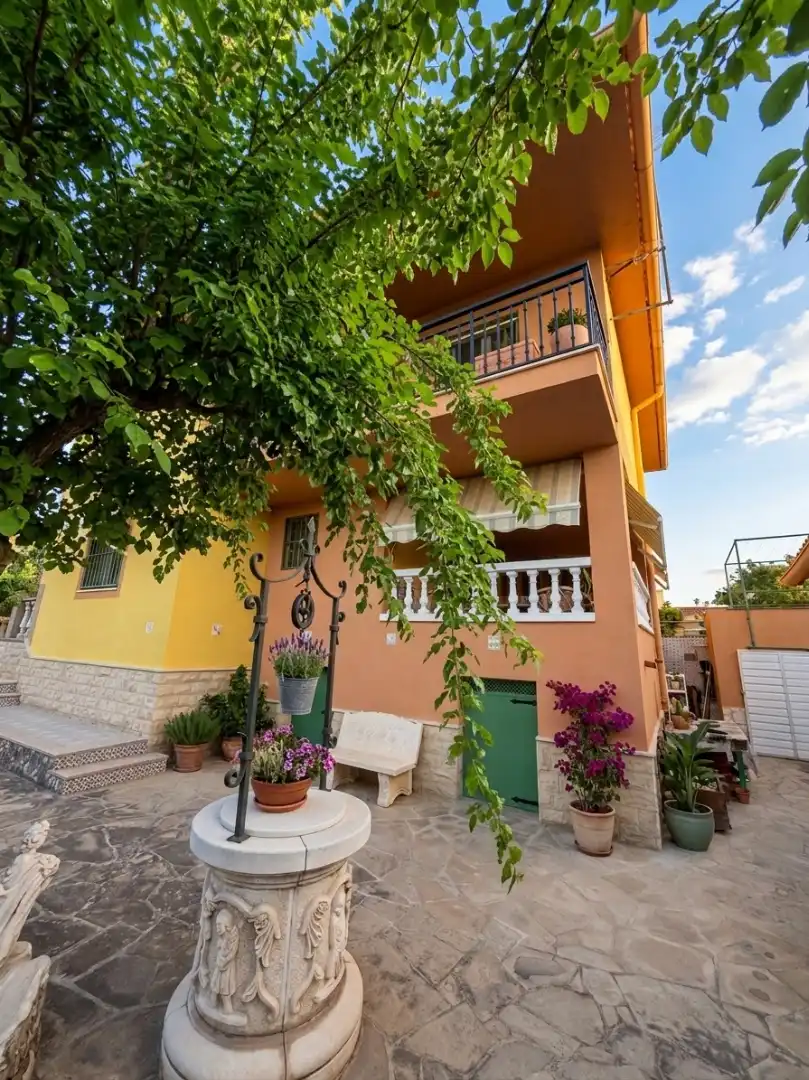 Casa con terrazza in vendita a Carrer Mestre Serrano 13