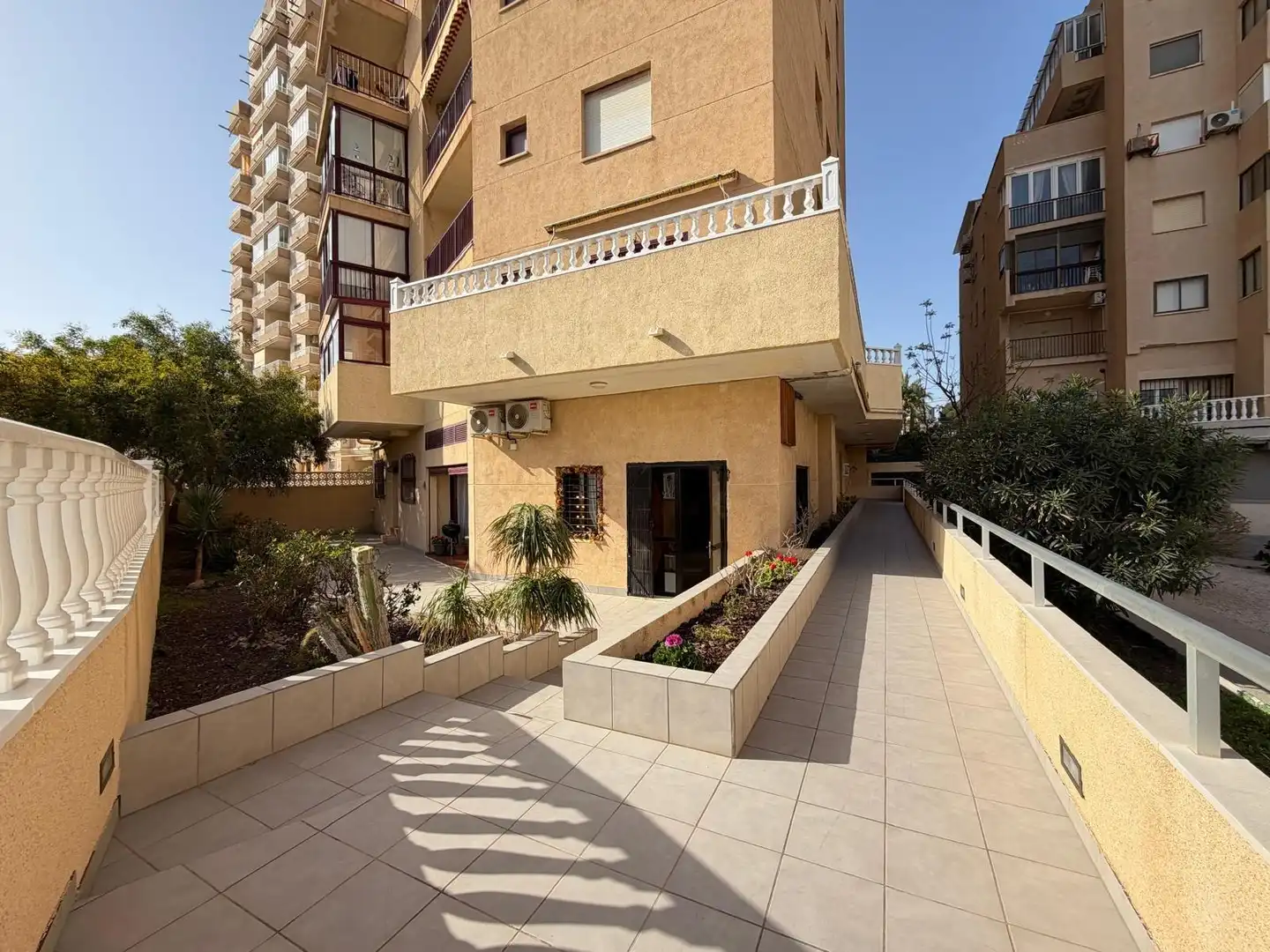 Vista exterior de Local en venda en Torrevieja amb Aire condicionat i Moblat
