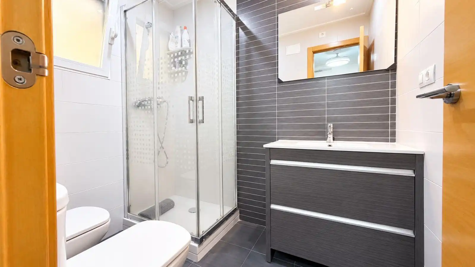Bathroom of Flat for sale in Elche / Elx  with Air Conditioner, Parquet flooring and Furnished