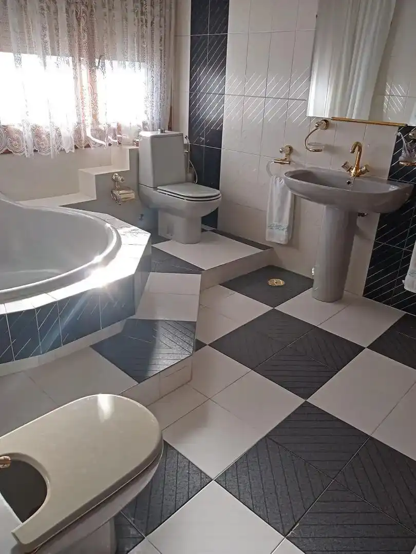 Bany de Casa o xalet en venda en Fuensalida amb Piscina i Balcó