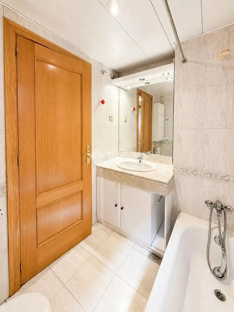 Bathroom of Flat for rent in Madrid  with Air Conditioner and Heating