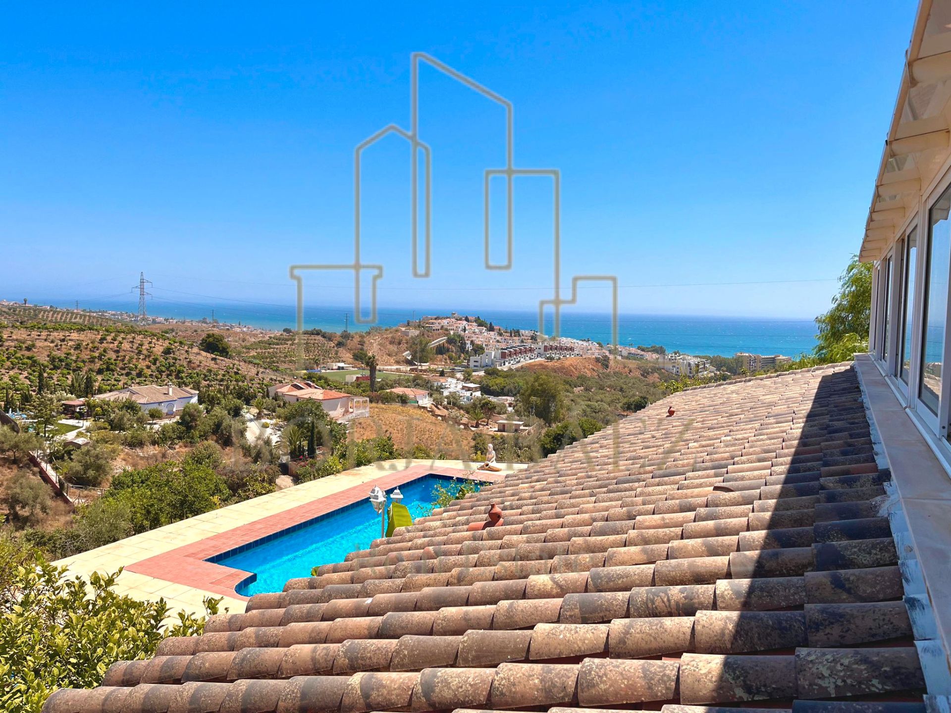 Vista exterior de Casa o xalet en venda en Vélez-Málaga amb Jardí privat, Terrassa i Piscina