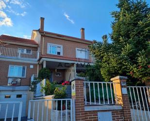 Exterior view of House or chalet for sale in Arroyo de la Encomienda  with Heating, Private garden and Parquet flooring