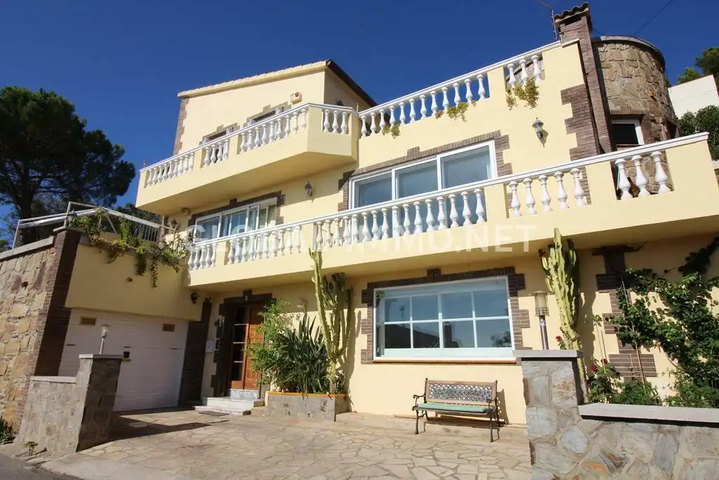 Vista exterior de Casa o xalet en venda en Roses amb Aire condicionat, Calefacció i Jardí privat