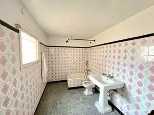 Badezimmer von Erdgeschoss zum Verkauf in Badalona mit Privatgarten und Abstellraum