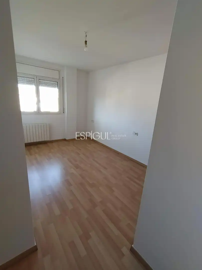 Schlafzimmer von Maisonette zum Verkauf in Girona mit Klimaanlage, Heizung und Parkett