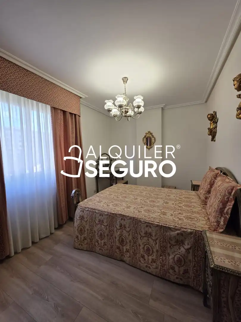 Schlafzimmer von Wohnung zur Miete in Burgos mit Heizung, Terrasse und Möbliert