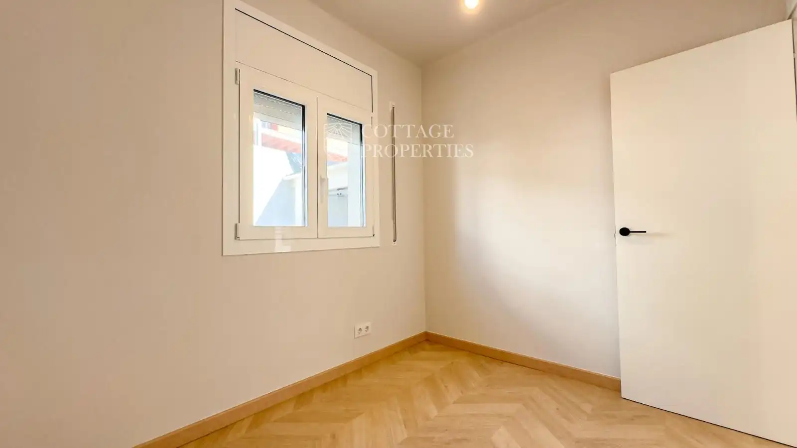 Bedroom of Houses for sale in Banyoles  with Air Conditioner, Swimming Pool and Alarm