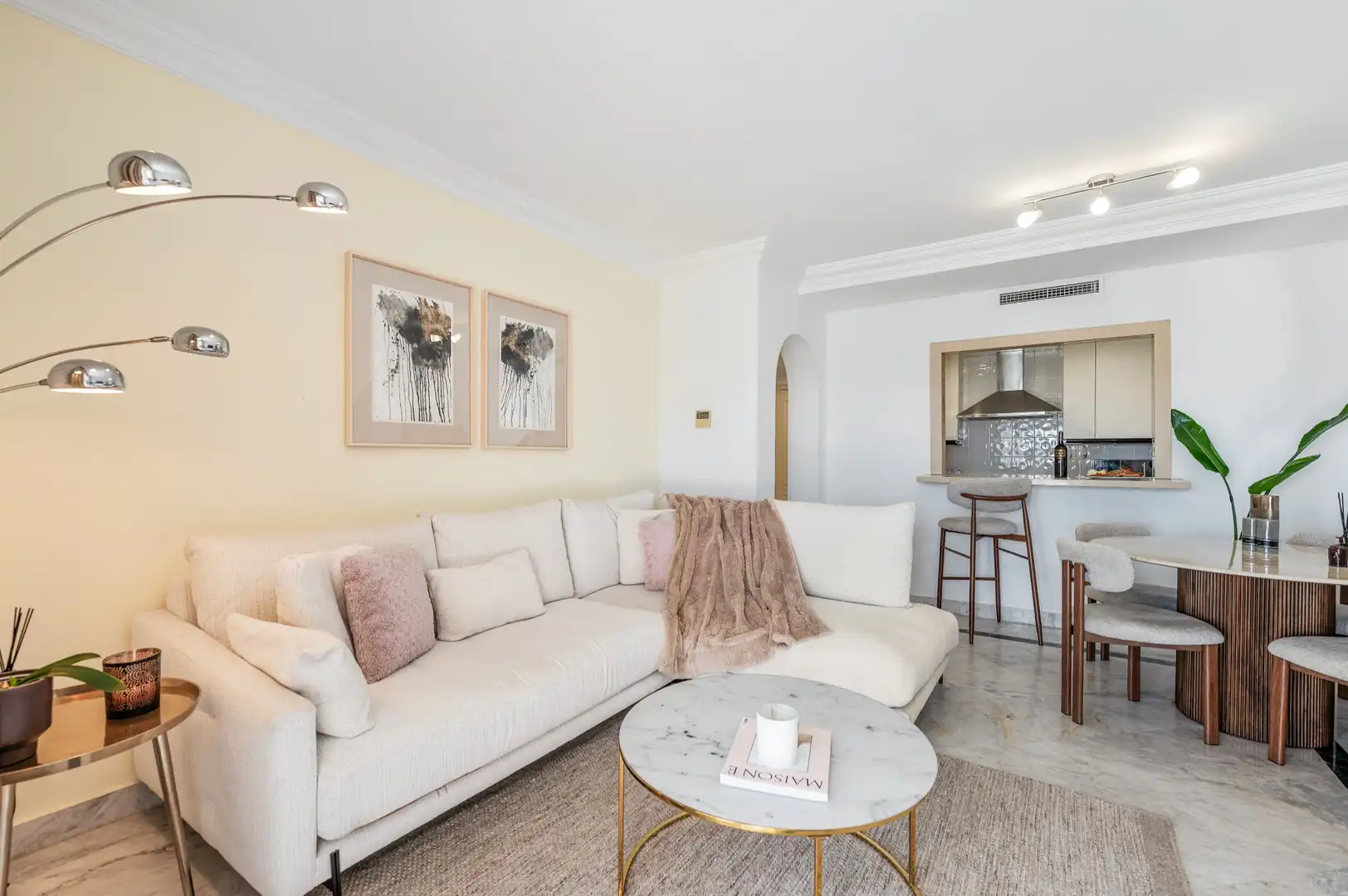 Wohnzimmer von Wohnungen zum Verkauf in Marbella mit Klimaanlage, Terrasse und Möbliert