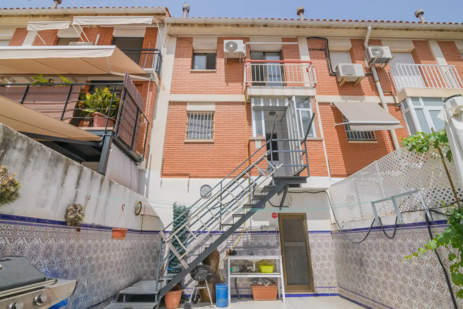 Vista exterior de Casa adosada en venda en Sant Boi de Llobregat amb Aire condicionat i Terrassa
