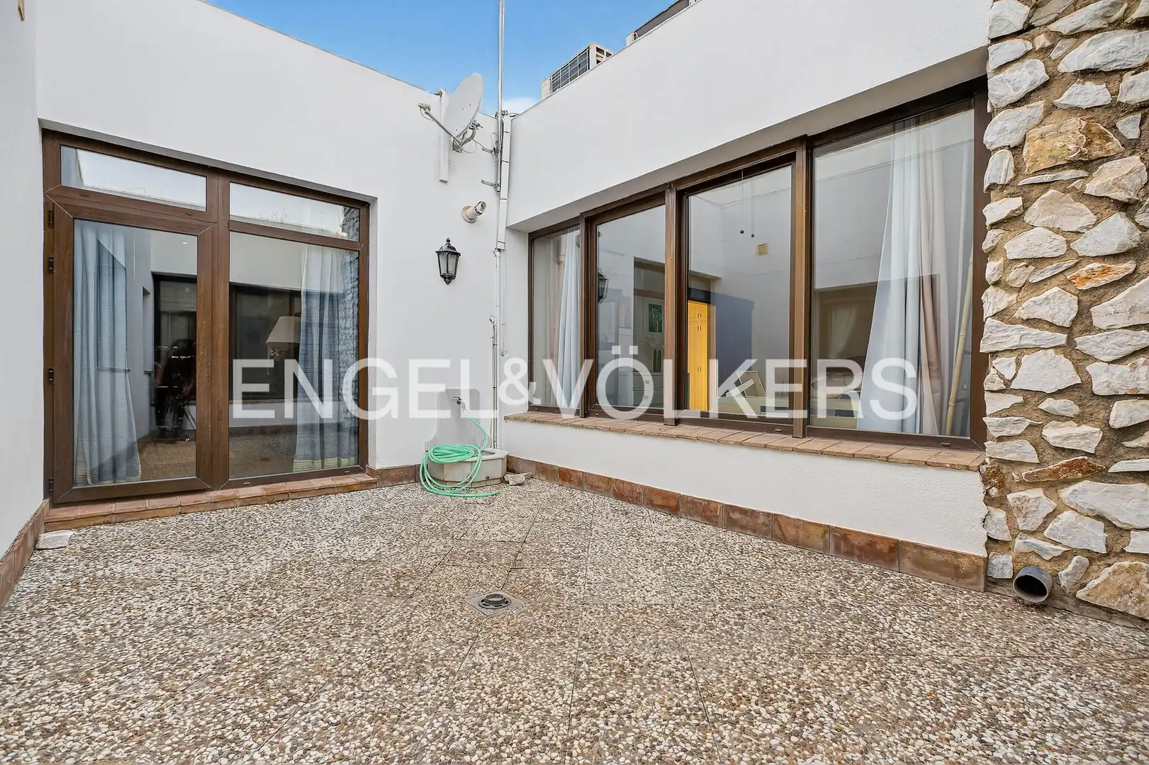 Terraza de Finca rústica de alquiler en La Puebla del Río con Aire acondicionado, Calefacción y Jardín privado