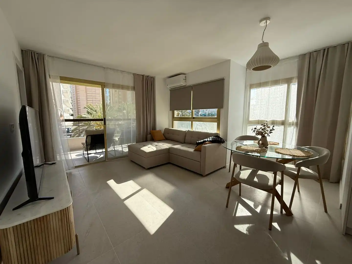 Sala de estar de Apartamento en venta en Benidorm con Aire acondicionado, Terraza y Amueblado