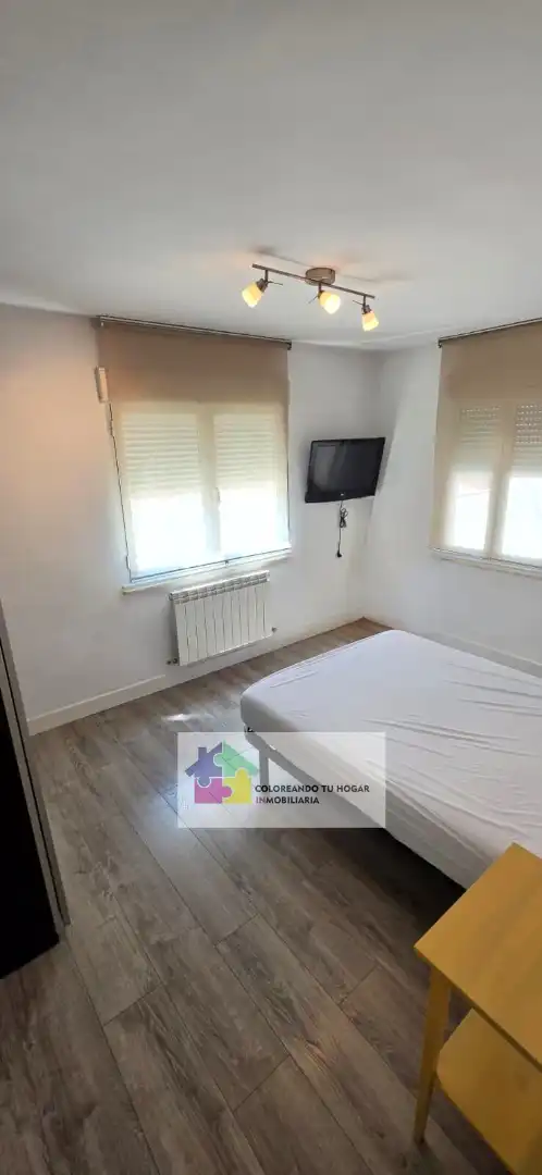 Dormitori de Pis de lloguer en León Capital  amb Calefacció, Parquet i Terrassa