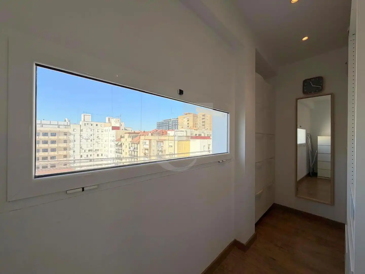 Schlafzimmer von Dachboden zur Miete in Valencia mit Klimaanlage, Terrasse und Möbliert
