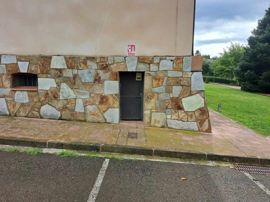 Außenansicht von Maisonette zum Verkauf in Berga mit Heizung, Parkett und Abstellraum
