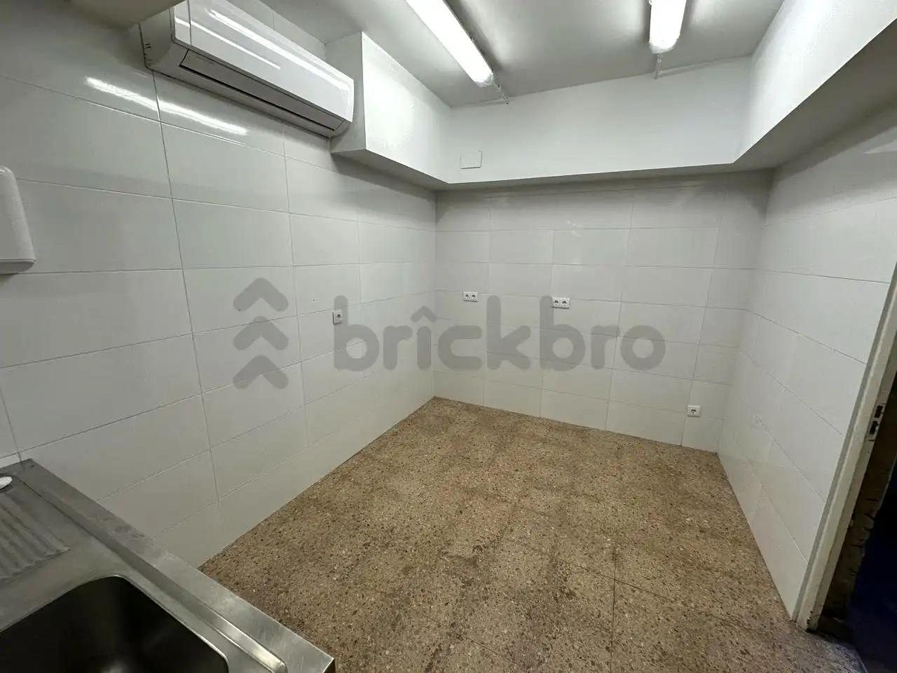 Commercial properties for sale in Barcelona  with Air Conditioner