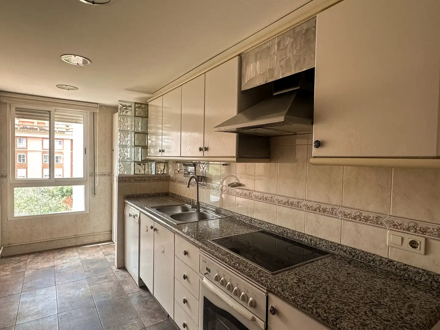 Küche von Wohnung zum Verkauf in Castellón de la Plana / Castelló de la Plana mit Klimaanlage, Abstellraum und Balkon