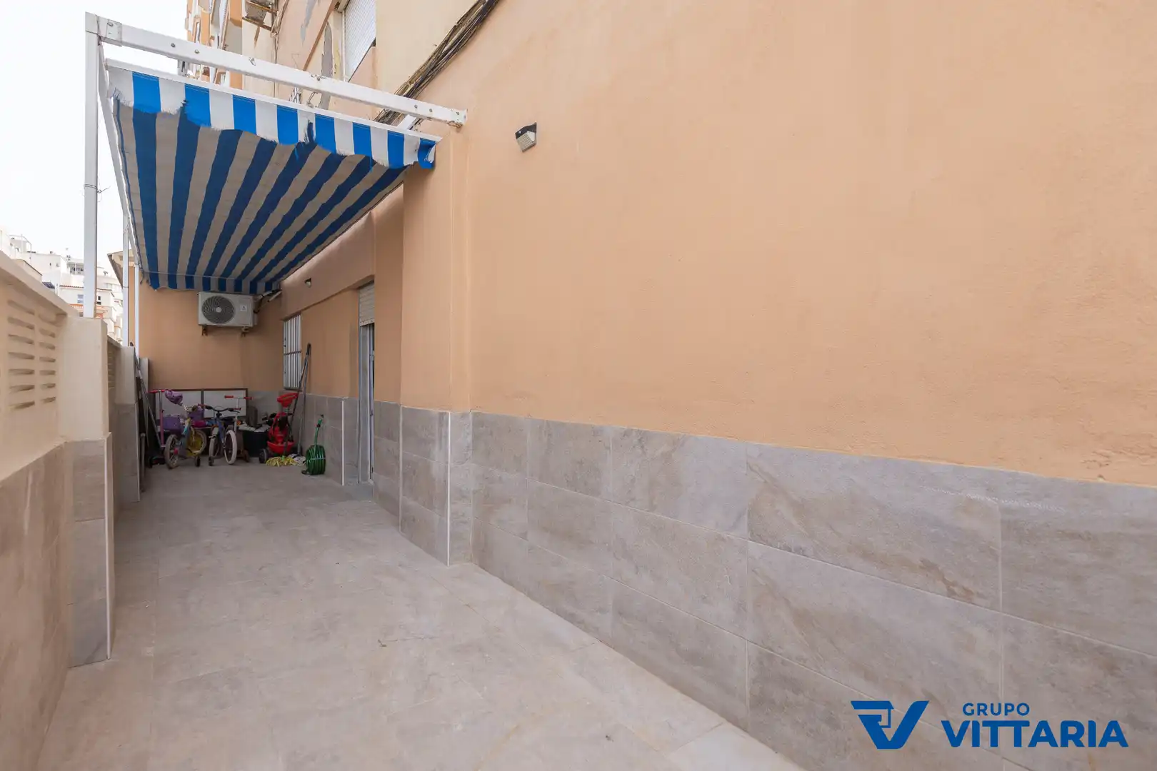Vista exterior de Piso en venta en Almería con Aire acondicionado, Terraza y Trastero