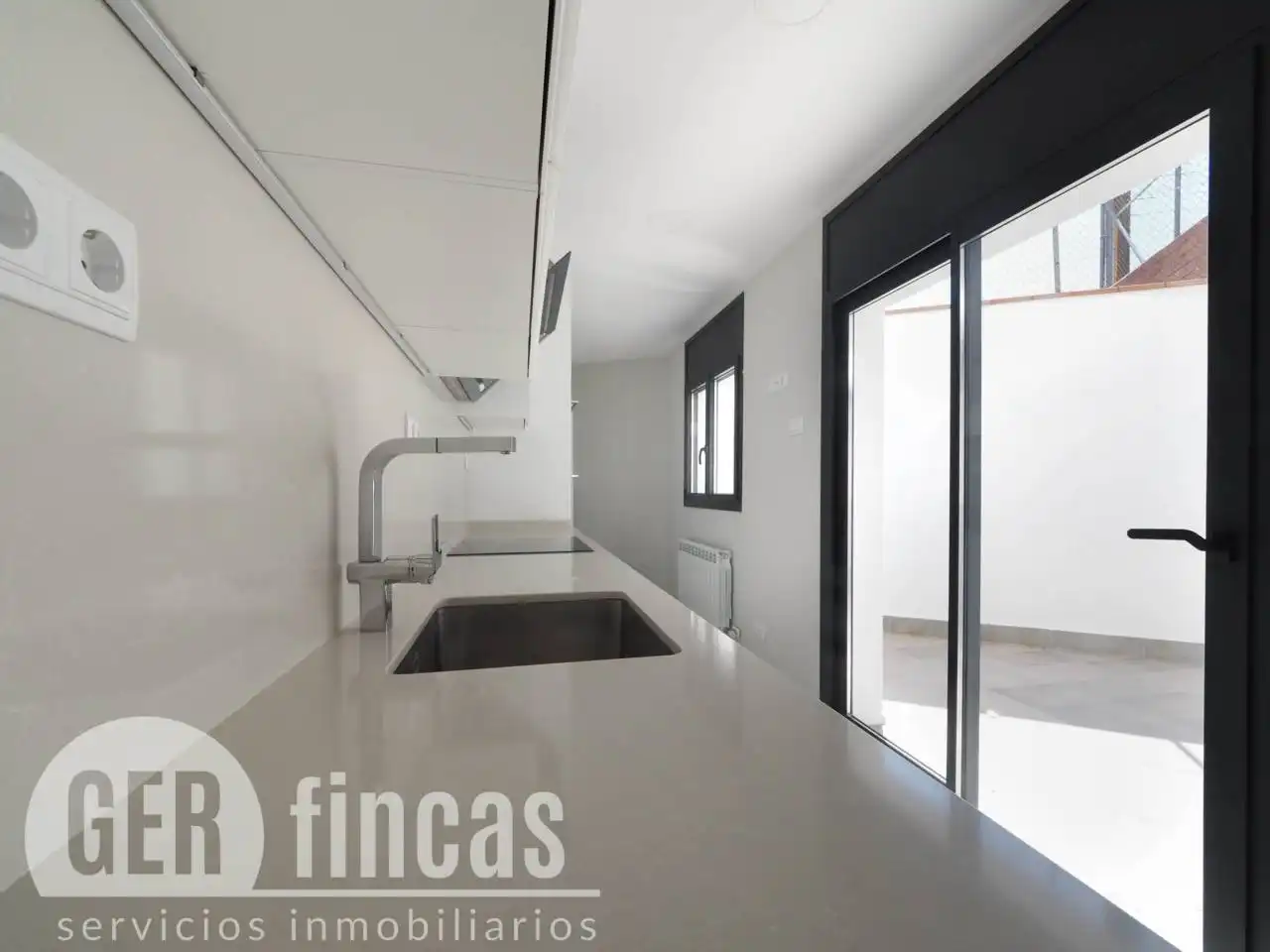 Flat for rent in Calle Josep Llimona, Poble Nou
