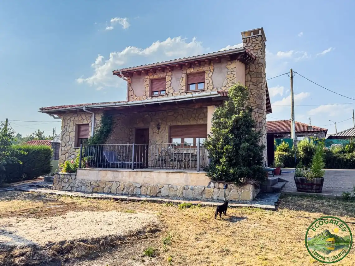 Casa amb jardí en venda a Calle Lucero