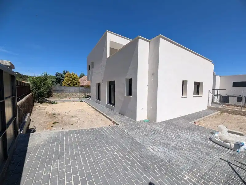 Vista exterior de Casa adosada en venta en El Espinar con Calefacción y Terraza