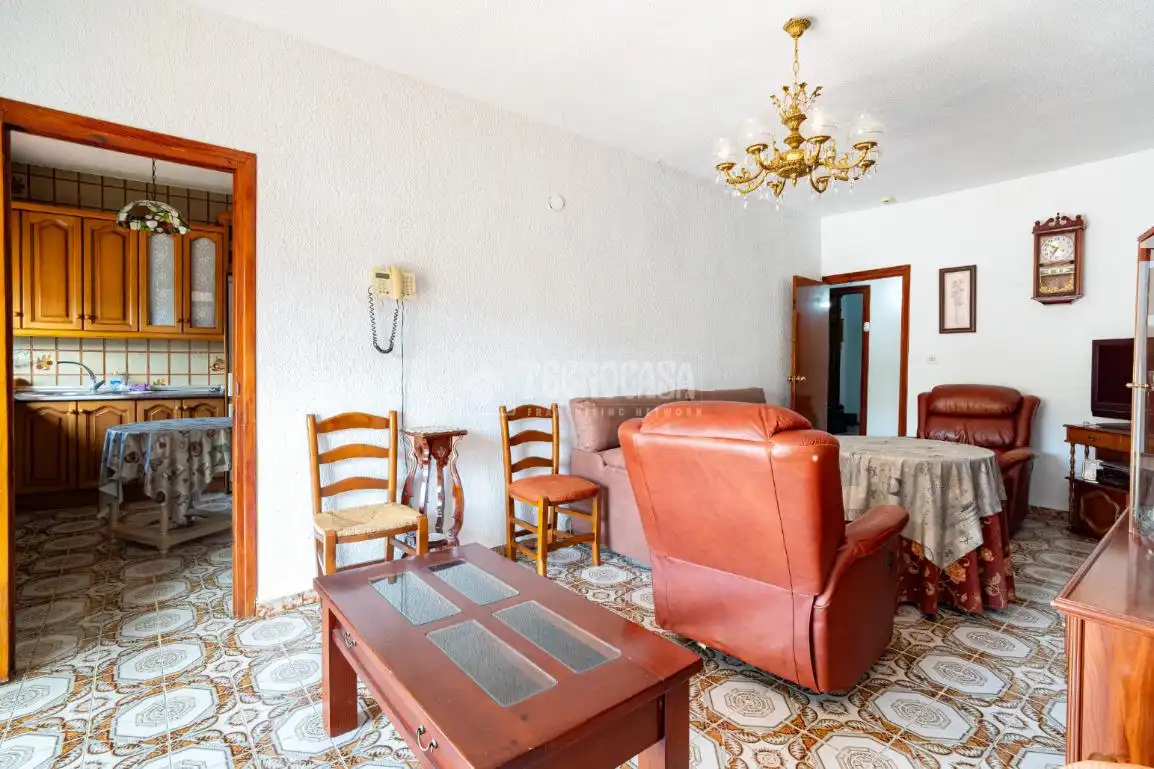 Sala d'estar de Casa adosada en venda en Iznalloz amb Aire condicionat