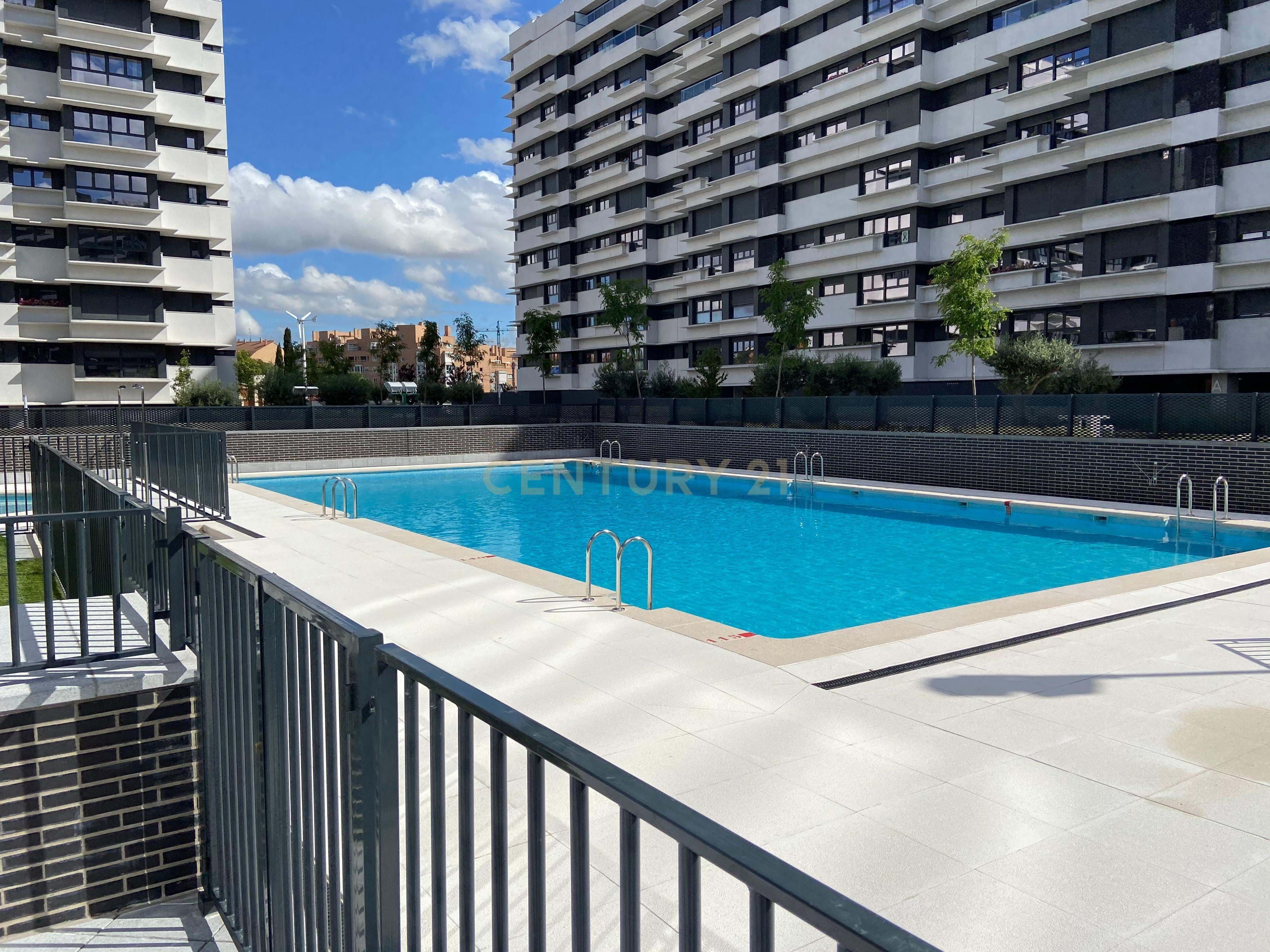 Swimming pool of Flat for sale in  Madrid Capital  with Air Conditioner, Terrace and Swimming Pool