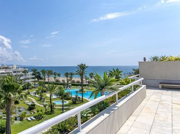 Penthouse with balcony to rent in Calle los Granados 20