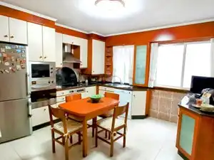 Cuina de Pis de lloguer en A Coruña Capital  amb Parquet, Moblat i Forn
